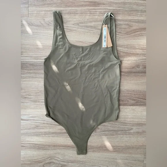 BNWT SKIMS Soft Smoothing Seamless Thong Bodysuit - Picture 2 of 5